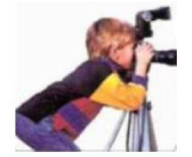 Bạn nhỏ đang làm gì?   A. nghe nhạc		 (ảnh 1)