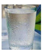 Khi để một cốc nước lạnh ngoài không khí nếu ta cầm vào bên ngoài cốc sẽ thấy có một lớp nước rất mỏng trên đó là do (ảnh 1)