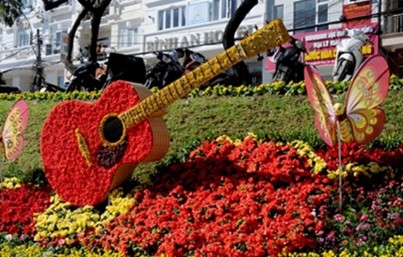 f __ __ __ __ r f__ __ __ __ __ __ l flower festival: lễ hội hoa (ảnh 1)