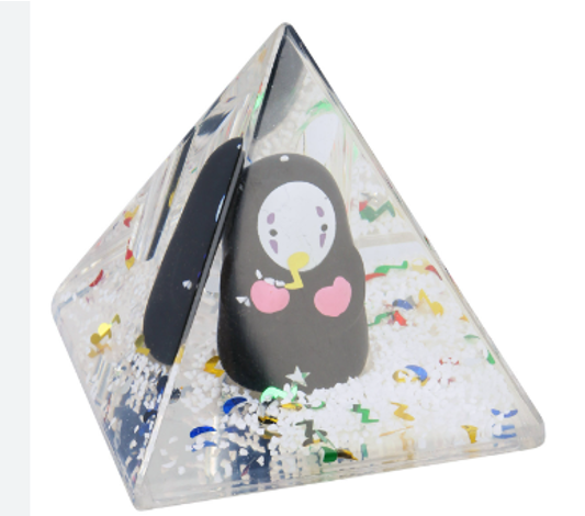 Một món quà lưu niệm dạng hình chóp có đáy là hình vuông cạnh 5cm, các cạnh bên có độ (ảnh 1)