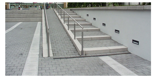 Hiện nay quy định cầu thang cho người khuyết tật dùng xe lăn có độ dốc không lớn hơn \(1:10\). (ảnh 1)