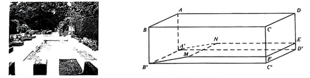 Một bể bơi ban đầu có dạng hình hộp chữ nhật ABCD.A'B'C'D'. Sau đó người ta làm lại mặt đáy như hình vẽ. (ảnh 1)