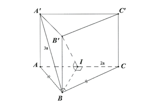 Cho hình lăng trụ đứng ABC . A'B'C' có đáy là tam giác vuông cân tại B, AC = 2a (ảnh 1)