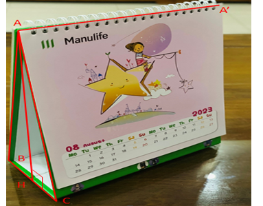 Một cuốn lịch bàn hình lăng trụ đứng có đáy là tam giác \[ABC\] cân tại \[A\] được đặt trên mặt bàn (ảnh 2)