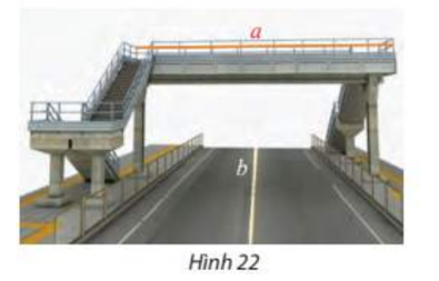 Một cây cầu dành cho người đi bộ (Hình 22) có mặt sàn cầu cách mặt đường \[3,5\] m, (ảnh 1)