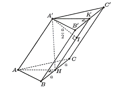Cho hình lăng trụ ABC. A'B'C' có đáy là tam giác giác vuông cân tại \(A\) với cạnh huyền \(BC = 2a\). (ảnh 1)