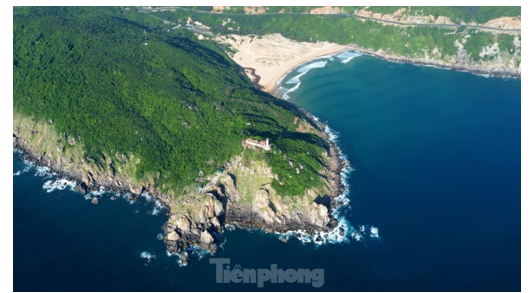 Trong không gian với hệ tọa độ \(Oxyz\)(đơn vị trên mỗi trục là mét), tháp hải đăng Mũi Điện (ảnh 1)