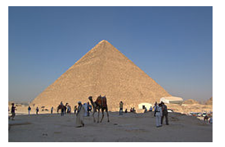 Kim tự tháp Kheops ở Ai Cập có dạng là hình chóp tứ giác đều có cạnh đáy dài 262 mét (ảnh 1)