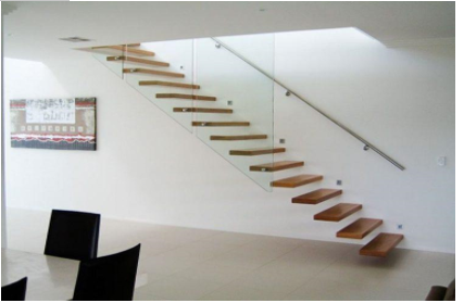 Từ bậc cầu thang ở trên cùng của tầng 1, người thợ xây thả sợi dây dọi dài \(4\)m xuống sàn nhà tầng (ảnh 1)