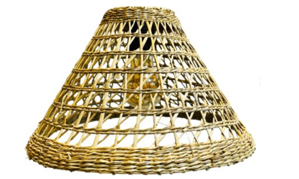 Một chiếc đèn cói có hình như bên. Nếu cắt đèn bằng mặt phẳng song song với mặt đáy (ảnh 1)