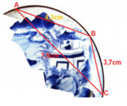 Trong khi khai quật một ngôi mộ cổ, các nhà khảo cổ học đã tìm được một chiếc đĩa cổ hình tròn bị vỡ, các nhà khảo cổ muốn khôi phục lại hình dạng chiếc đĩa này. Để xác định bán kính của chiếc đĩa, các nhà khảo cổ lấy 3 điểm trên chiếc đĩa  (ảnh 1)