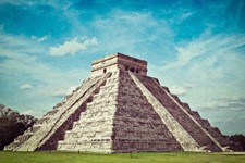Kukulkan &ndash; ng&ocirc;i đền cổ nổi tiếng thế giới nằm tại th&agrave;nh phố cổ Chichen Itza, bắc b&aacute;n đảo Yucatan, Mexico. Ng&ocirc;i đền Kukulkan mang kiến tr&uacute;c của một kim tự th&aacute;p.  (ảnh 1)