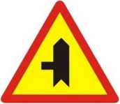 Trong các biển báo giao thông sau, biển báo nào có hình dạng là tam giác đều? (ảnh 1)