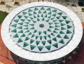 Vòng trong của mái giếng trời hình hoa sen của nhà ga Bến Thành (Thành phố Hở Chí Minh) có dạng đa giác đếu 12 cạnh (hình vẽ). Hãy chỉ ra bốn phép quay biến đa giác đều đó thành chính nó.
 (ảnh 2)