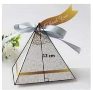 Nhân dịp Trung thu, cô Lan cắt bìa làm thành các hộp quà để đựng kẹo tặng cho học sinh. (ảnh 1)