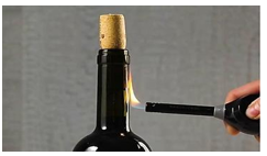 Trong một số trường hợp, người ta có thể mở nút bấc chai rượu vang bằng cách hơ nóng cổ chai (ảnh 1)
