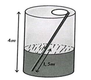 Một bồn chứa nước hình trụ bằng bê tông cao 4 mét, đặt vuông góc với măt đất, chỉ chừa một nắp nhỏ (ảnh 1)
