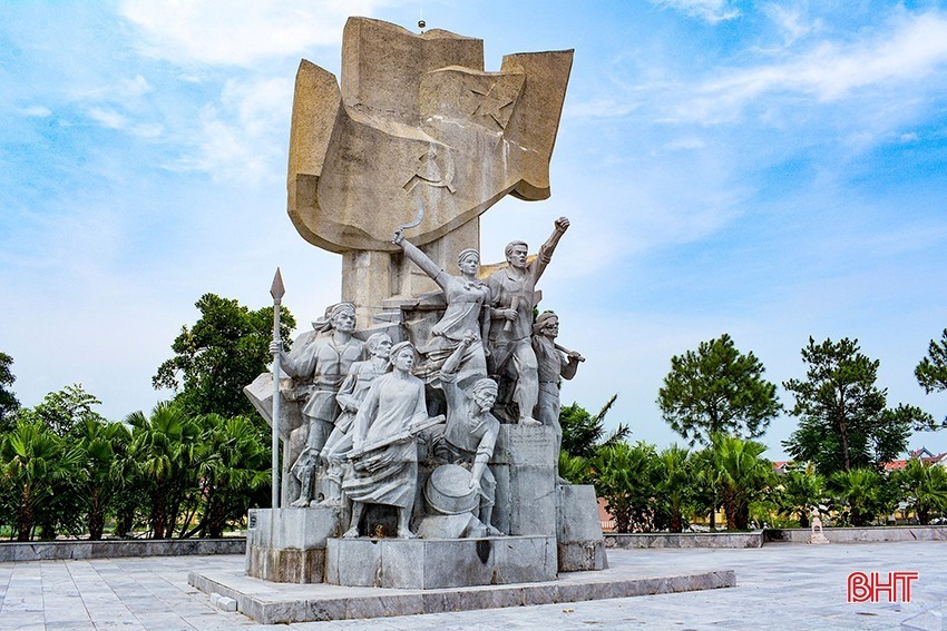 Tìm hiểu thông tin từ sách, báo, internet, hãy giới thiệu về Khu di tích lịch sử Xô viết Nghệ - Tĩnh (huyện Can Lộc, tỉnh Hà Tĩnh) và nêu lí do nên đến tham quan, học tập tại di tích này. (ảnh 1)