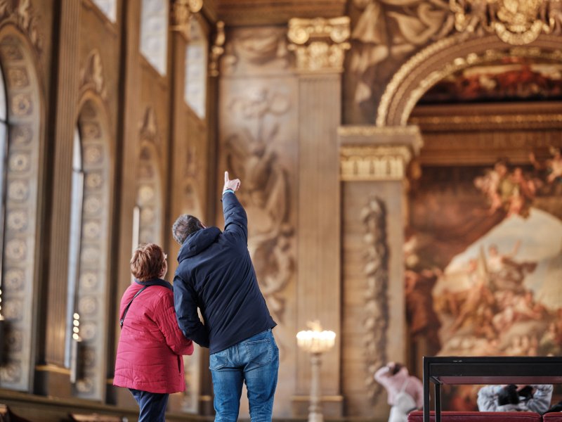 A. My parents like watching fish at the aquarium.  B. My parents often walk around the lake in their free time.  C. My parents usually visit old buildings at the weekend.  (ảnh 1)