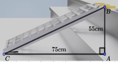 a) Để chạy xe từ sân lên nhà, người ta làm một cầu dắt xe như hình vẽ. Biết độ cao của bậc thềm AB = 55cm , chiều dài từ chân bậc thềm tới điểm đặt còn lại của cầu dắt xe là AC = 75cm Tính chiều dài của cầu dắt xe ? (ảnh 1)