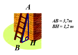 Một chiếc thang có chiều dài AB =3,7 m đặt cách một bức tường khoảng cách BH = 1,2m (ảnh 1)