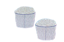 Mẹ đong 2 ca gạo to, đều nhau từ bao gạo 30 kg cho cô Hà vay. Mẹ cân được trong bao còn 26 kg gạo. (ảnh 1)