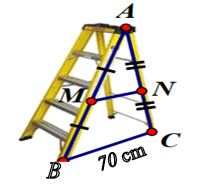 Khi thiết kế một cái thang gấp, để đảm bảo an toàn người thợ đã làm thêm một thanh ngang (ảnh 1)