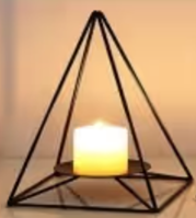Một giá để nến thơm có dạng hình chóp tứ giác đều có độ dài cạnh đáy là 14 cm, chiều cao của giá nến thơm là 22 cm, mặt bên của giá nến thơm là các tam giác cân có chiều cao là 23 cm. (ảnh 1)