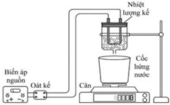 Một học sinh tiến hành thí nghiệm xác định nhiệt nóng chảy riêng của nước đá với một nhiệt lượng kế có dây nung công suất 24 W cùng với cân và cốc hứng nước. Tiến hành như sau: (ảnh 1)