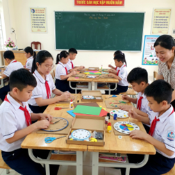 Khi làm sản phẩm đồng hồ đồ chơi, cần dụng cụ nào sau đây? A. Kéo. (ảnh 1)