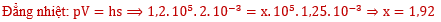 Một lượng khí lí tưởng có \({{\rm{p}}_1} = 1,{20.10^5}{\rm{\;Pa}},{{\rm{V}}_1} = 2,{00.10^{ - 3}}{\rm{\;}}{{\rm{m}}^3}\). Khí bị nén đẳng nhiệt đến thể tích \({{\rm{V}}_2} = 1,{25.10^{ - 3}}{ (ảnh 1)