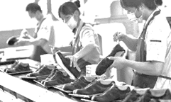 Tháng trước, một nhà máy sản xuất được 165 400 đôi giày. Tháng này, nhà máy đó sản xuất được nhiều hơn tháng trước 46 500 đôi. Hỏi tháng này nhà máy đó sản xuất được bao nhiêu đôi giày? (ảnh 1)