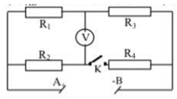 Cho mạch điện như hình vẽ. r1 = 1 omega; r2 = 3 omega, rv = dương vô cùng, r3 = 5 omega , hiệu điện thế \[{U_{AB\;}} = {\rm{ }}12{\rm{ }}V\]. Khi khóa K mở, vôn kế chỉ 2 V. Tính r3 (ảnh 1)