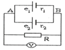 Cho mạch điện như hình vẽ. Trong đó e1 = 2V; r1 = 0,1 omega ; e2 = 1,5V; r2 = 0,1 omega ; r = 0,2 omega Điện trở của vôn kế rất lớn. Tính cường độ dòng điện qua e_1,{e_2},R và số chỉ của vôn kế (ảnh 1)