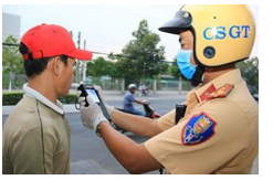 Lái xe sau khi uống rượu thường dễ gây tai nạn nên để đảm bảo an toàn khi tham gia giao thông, cảnh (ảnh 1)