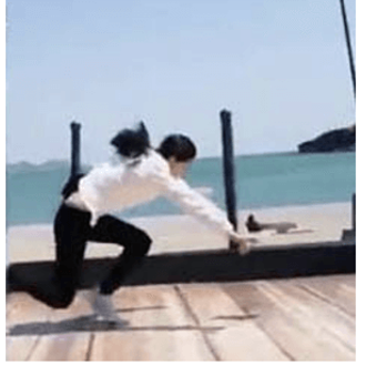 Vận dụng kiến thức đã học em hãy giải thích các hiện tượng sau: Khi đang đi hoặc chạy và bị vấp té, (ảnh 1)