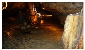 Trong lòng hang sâu thường xảy ra quá trình phân huỷ chất vô cơ hoặc hữu cơ, sinh ra khí carbon dioxide. (ảnh 1)