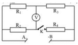 Cho mạch điện như hình vẽ. R1= 1Omega ,R = 3Omega ,R_v = vô cùng r3 = 5Omega , hiệu điện thế {U_{AB} =12V. Khi khóa K mở, vôn kế chỉ 2 V. Tính R_3} (ảnh 1)