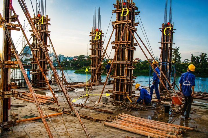 Hình vẽ minh hoạ một khu nhà đang xây dựng được gắn hệ trục toạ độ Oxyz (đơn vị trên các trục là mét). Mỗi cột bê tông có dạng hình lăng trụ tứ giác đều và tâm của mặt đáy trên lần lượt là các điểm A(2; 1; 3), B(4; 3; 3), C(6; 3; 2), D(k; 0; 3k) (ảnh 1)