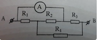 Cho đoạn mạch như hình vẽ. Trong đó các điện trở R1 = 40 Ω, R2 = 40 Ω, R3 = 30Ω, R4 = 40 Ω, Ampe kế có điện trở không đáng kể, cường độ dòng điện chạy trong mạch chính là I = 1,2 A. Tìm số chỉ của ampe. (ảnh 1)