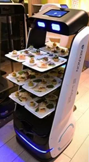 Một cửa hàng sử dụng robot giao đồ ăn. Từ nơi nhận đồ ăn đến vị trí của khách hàng , robot phải di chuyển qua hai đoạn đường. Đoạn đường thứ nhất dài 8m. Đoạn đường thứ hai dài 18m (ảnh 1)