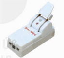 Trong quá trình bố Minh sửa điện tại nhà, bố nhờ Minh lấy cầu dao (Hình 2) đưa cho bố để lắp vào bảng điện. Mình bảo bố rằng: Bố ơi hôm nay lớp con vừa học bài về thiết bị này đấy. Thế là bố bảo để bố kiểm tra khả năng hiểu bài của Minh. (ảnh 1)