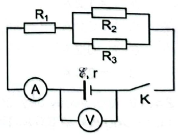 Cho mạch điện có sơ đồ như hình vẽ. Biết \({R_2} = 2{\rm{\Omega }},{R_3} = 3{\rm{\Omega }}\). Khi K mở, vôn kế chỉ (ảnh 1)