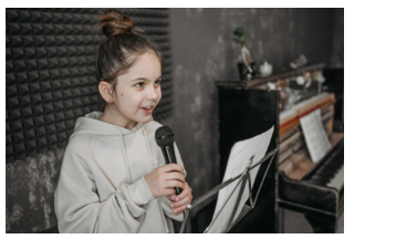 Listen and choose the correct picture. What’s she doing? (ảnh 1)